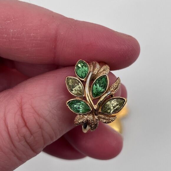 Bundle of 9 Vintage Avon Signed Jewelry Pieces, necklaces, Earrings, rings etc - Picture 9 of 15